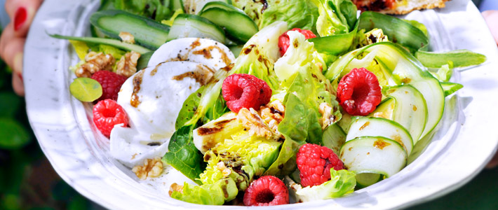 Maaltijdsalade van little gem, mozzarella en frambozen.