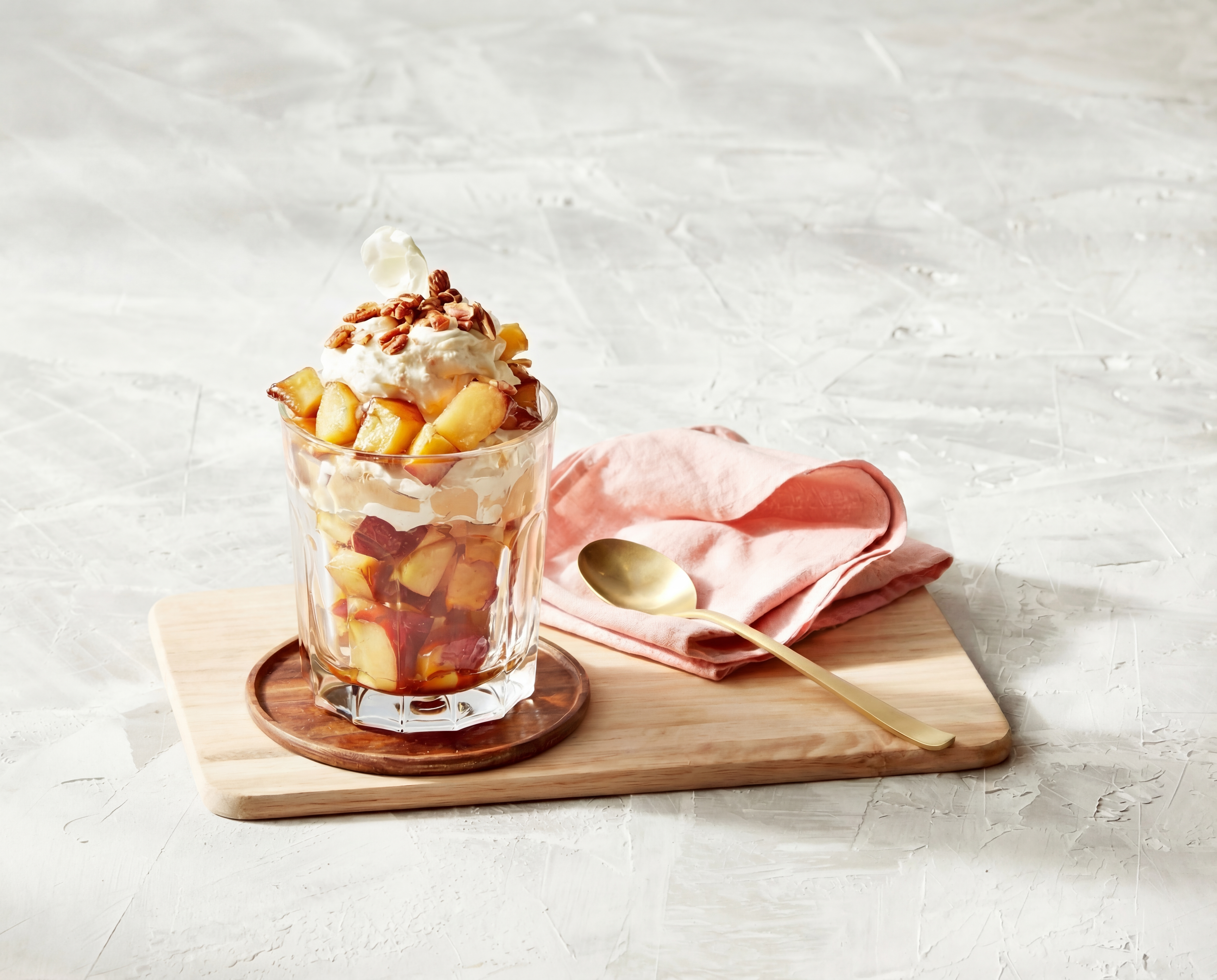 Warme appel met luxe slagroom van bruine boter