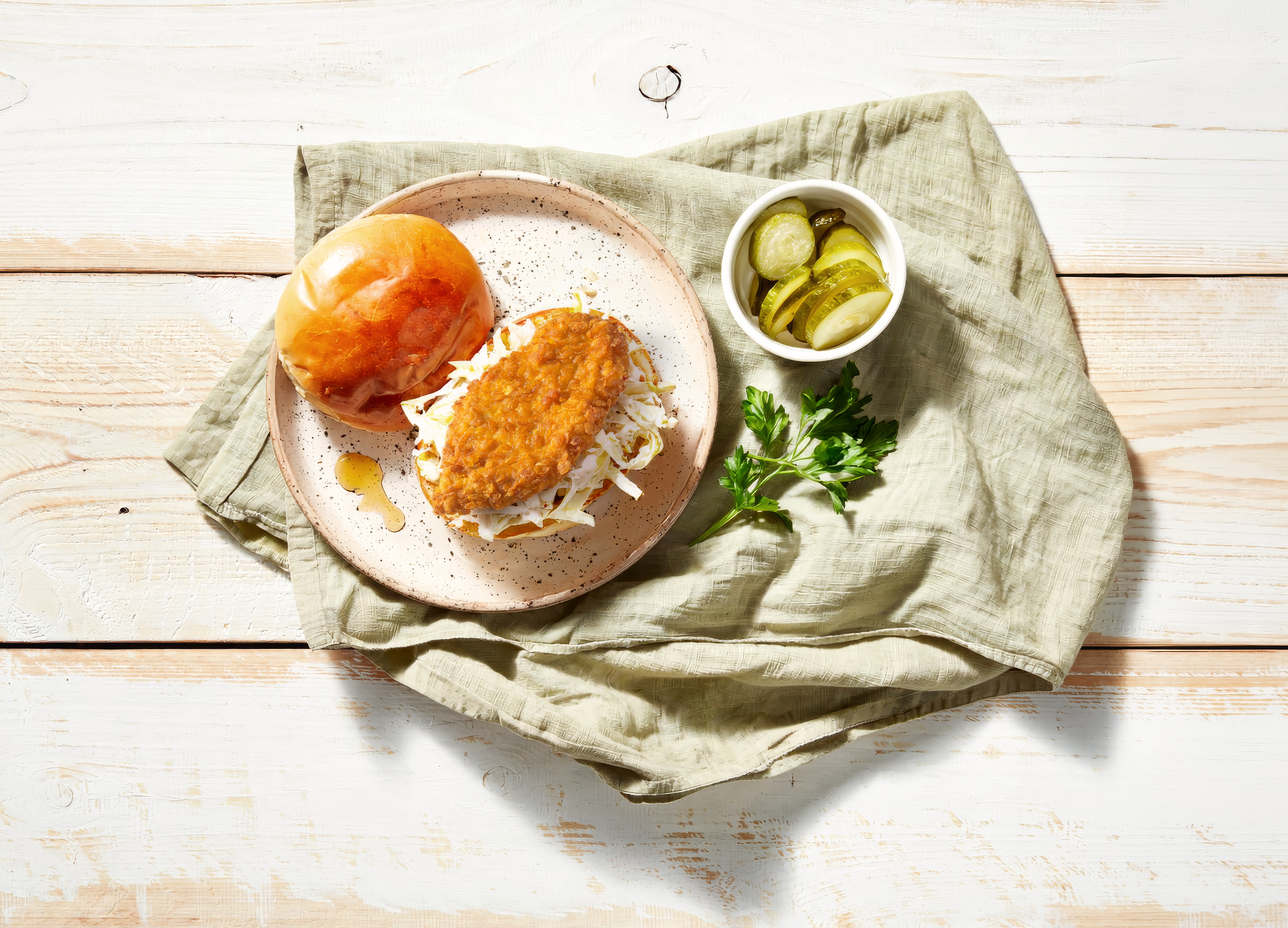 Hot honey kipburger met frisse koolsla