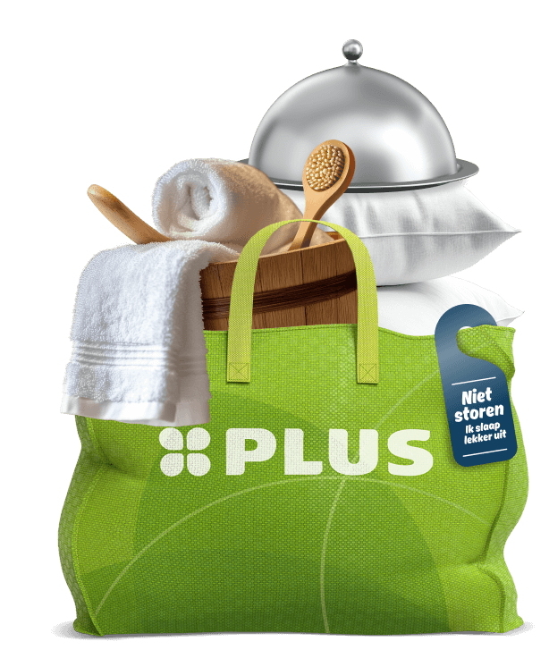 Groene PLUS-tas gevuld met wellnessproducten zoals een houten emmer, badborstel, witte handdoek en houten spatel.