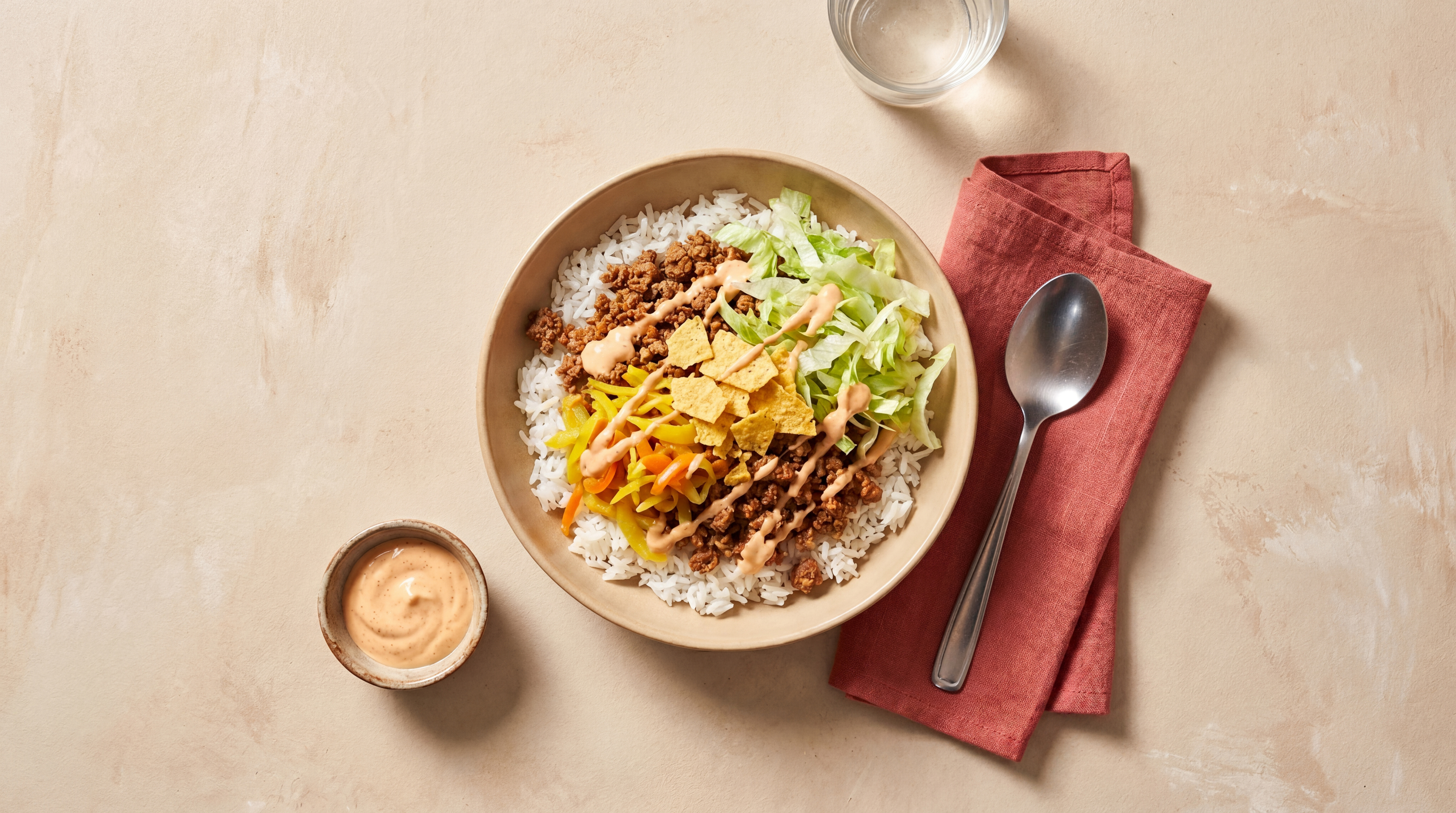 Pittige rijstbowl met gehakt, atjar en tortillachips