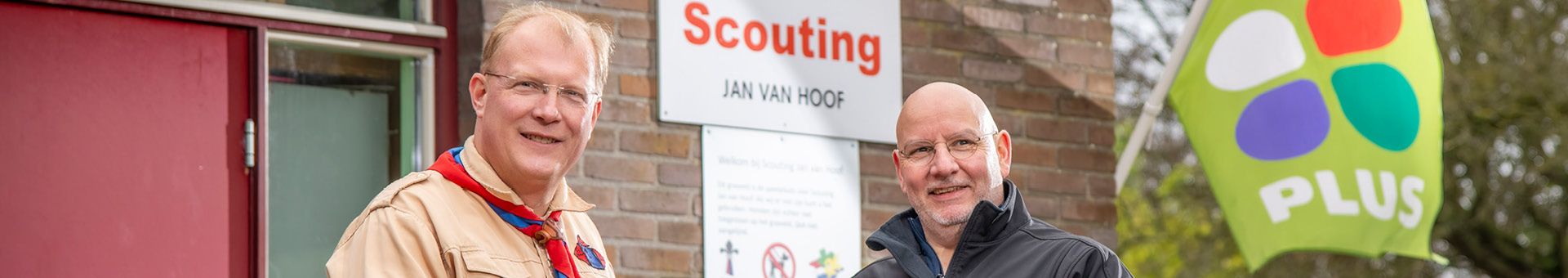 Twee personen bij Scouting Jan van Hoof.