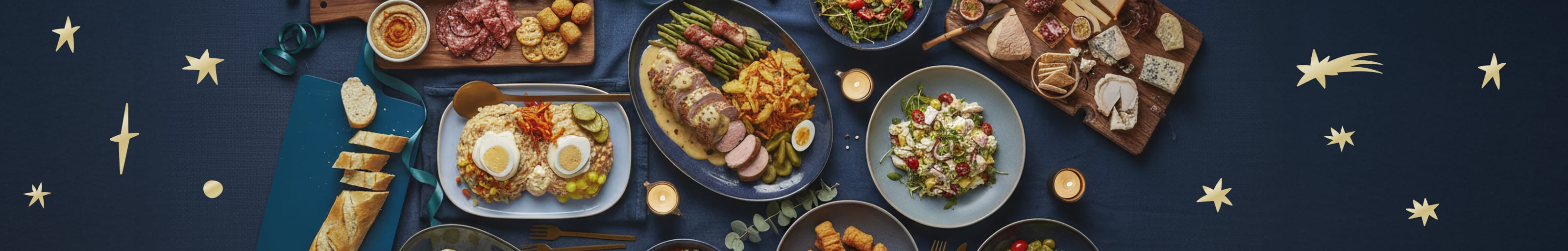 Kerst hoofdgerechten op een gedekte tafel.