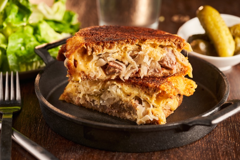 Reuben sandwich met een frisse salade