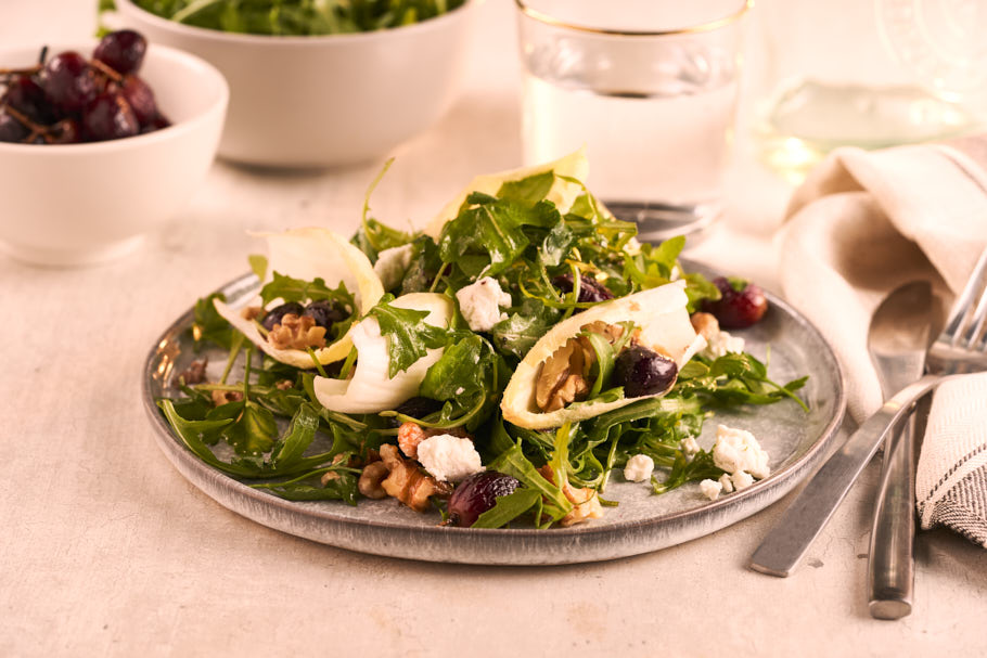 Salade met geroosterde druiven, walnoten en geitenkaas