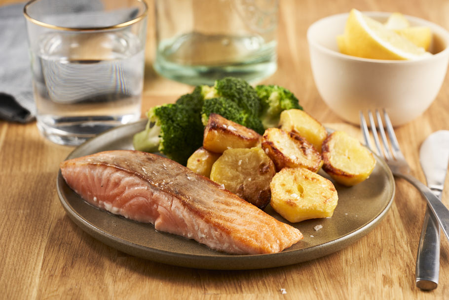 Zalmfilet met sinaasappelvinaigrette, broccoli en geroosterde aardappeltjes