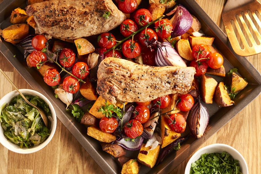 Traybake met zoete aardappel, varkenshaas en snelle bosuisalsa