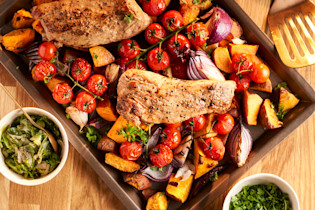 Traybake met zoete aardappel, varkenshaas en snelle bosuisalsa