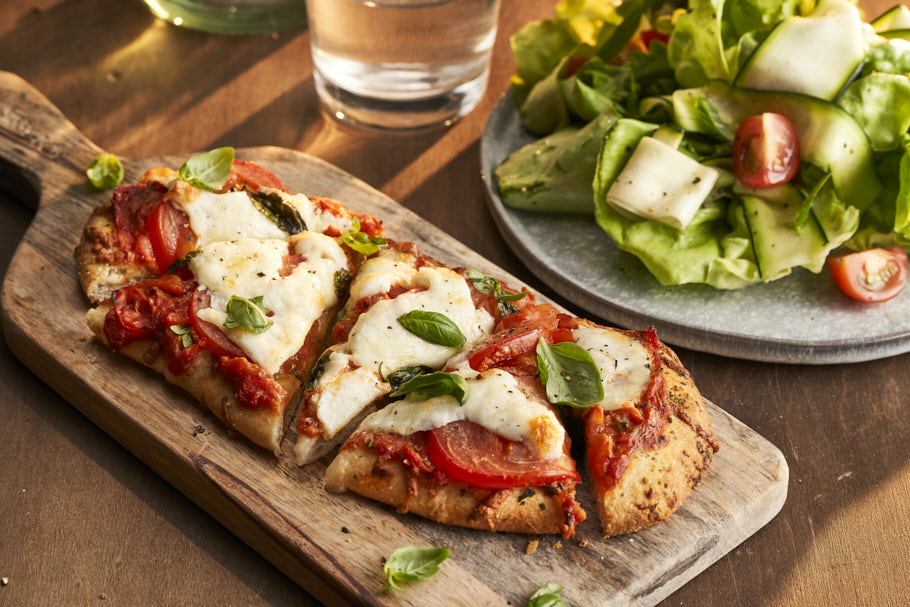 Focaccia pizza’s met mozzarella en een frisse salade