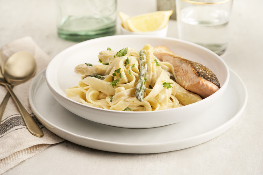 Lentepasta met witte asperges, zalm en peterselie