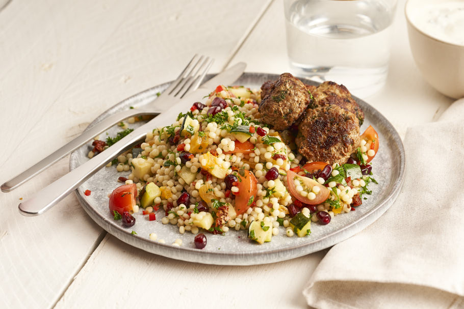 Zomerse couscoussalade met homemade burgertjes