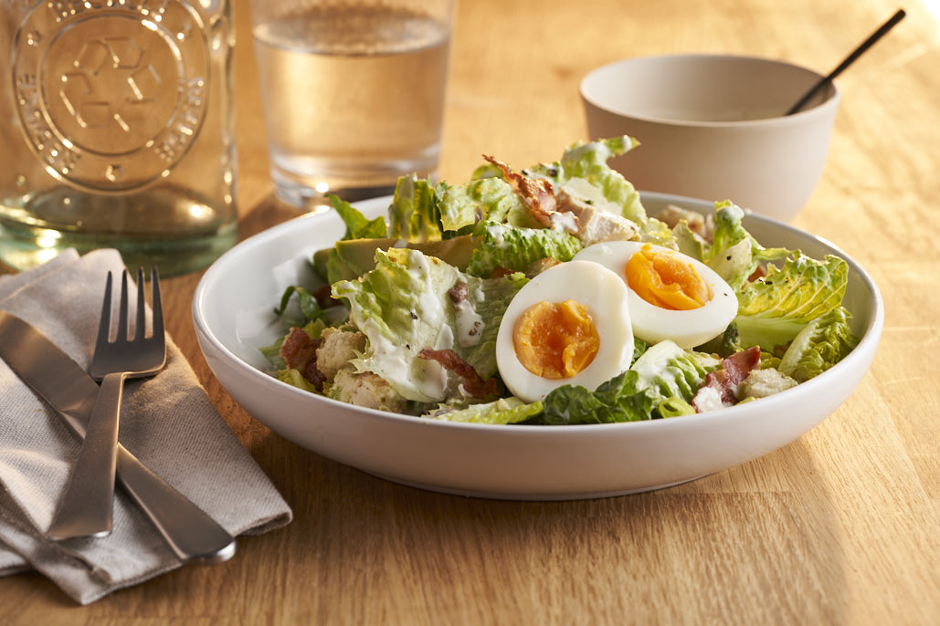 Caesarsalade met gegrilde kip en frisse yoghurtdressing 