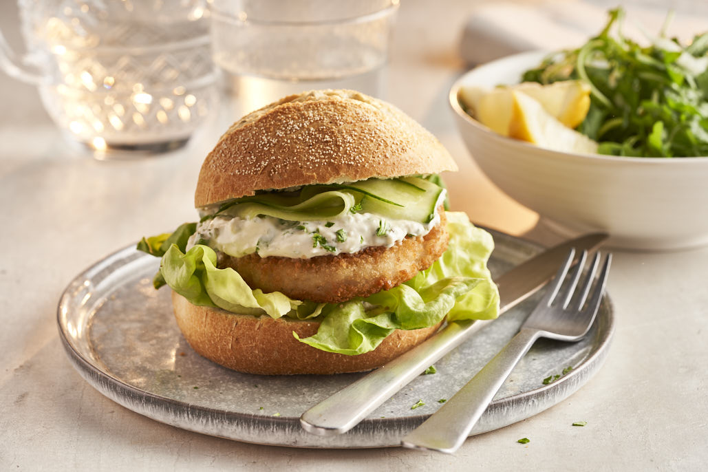 Visburgers met snelle Boursinsaus en venkelsalade