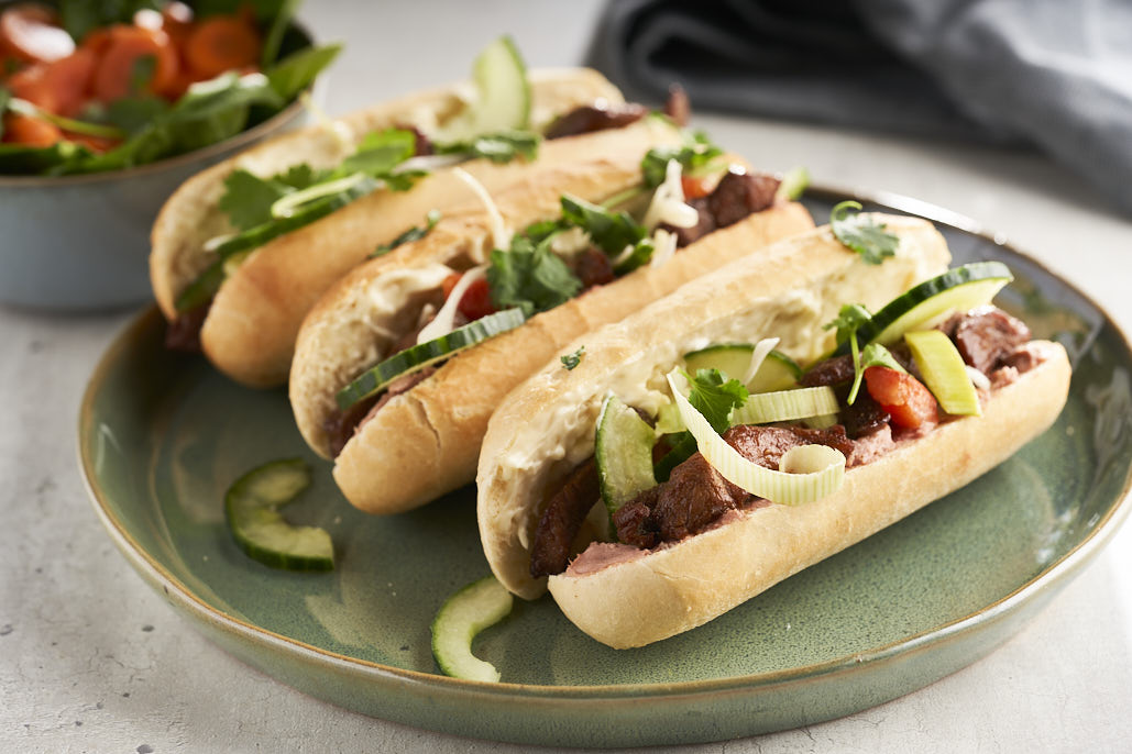 Vietnamese bánh mì met frisse wortelsalade