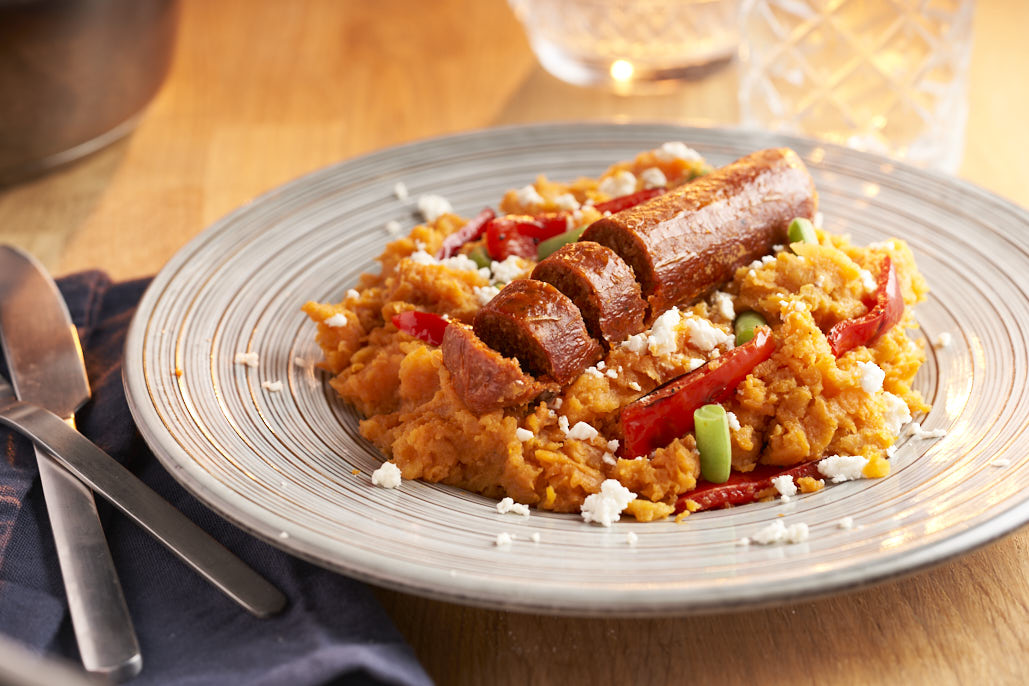 Zoete-aardappelstamppot met sperziebonen, feta en vegetarische chorizoworst