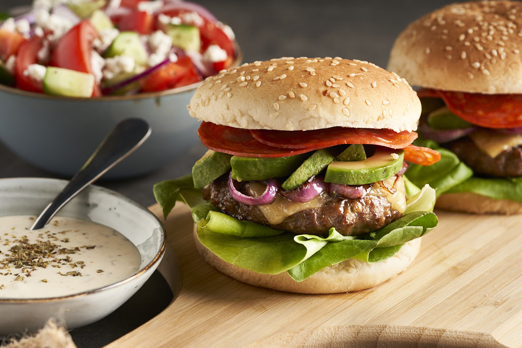 Mediterrane hamburgers met uienrelish en Griekse salade
