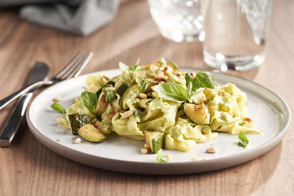 Tagliatelle met avocado-roomsaus en courgette
