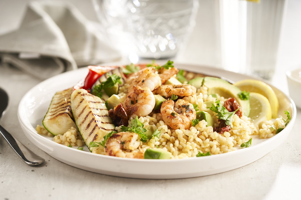 Bulghur met gegrilde groenten en garnalen 