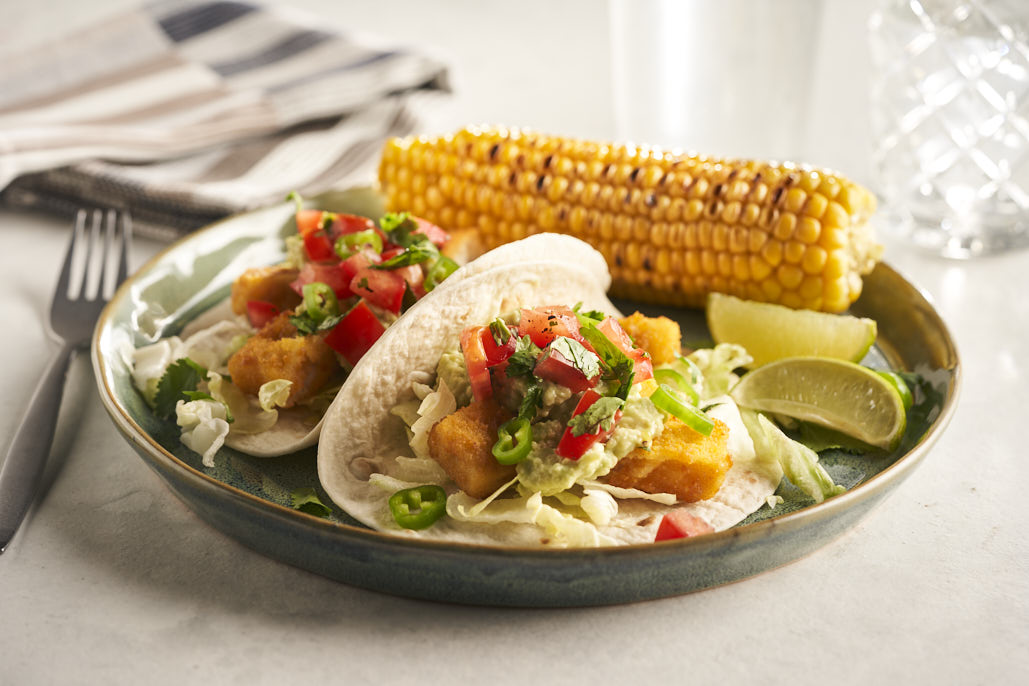 Vistaco’s met frisse kruidenyoghurt en gegrilde maïskolven