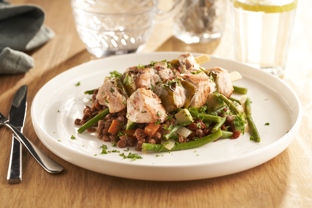 Lauwwarme linzensalade met avocado en zalmspiesjes