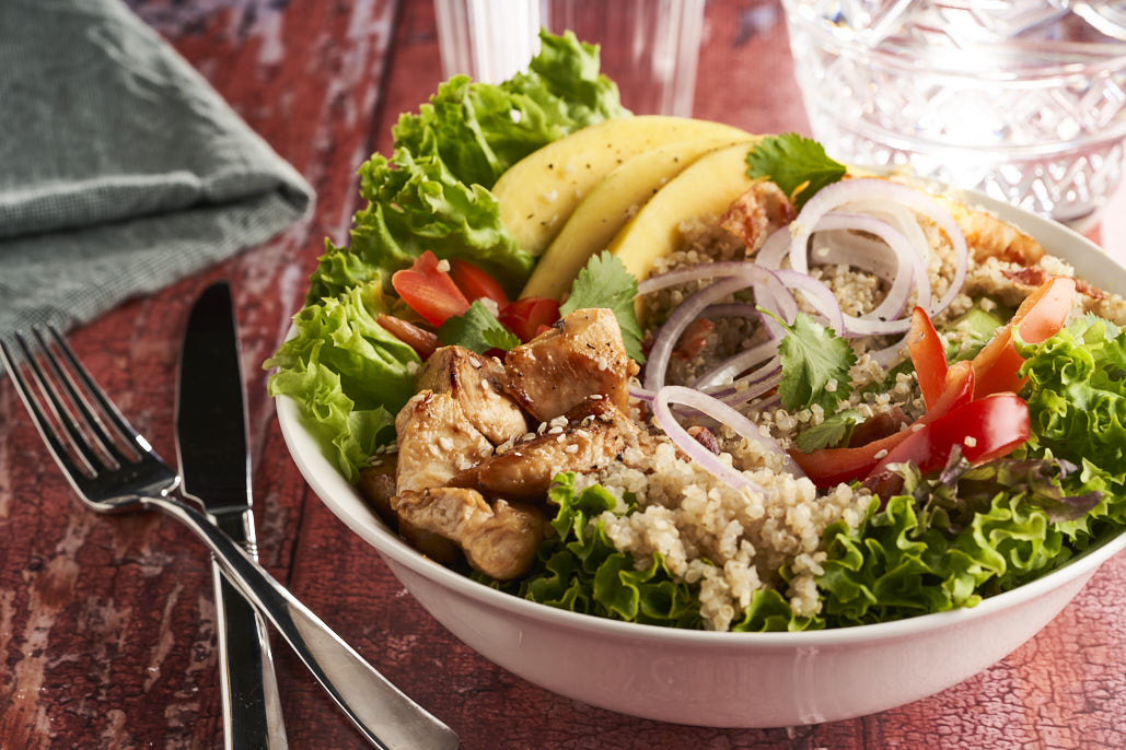 Maaltijdsalade met mango, kip en bacon