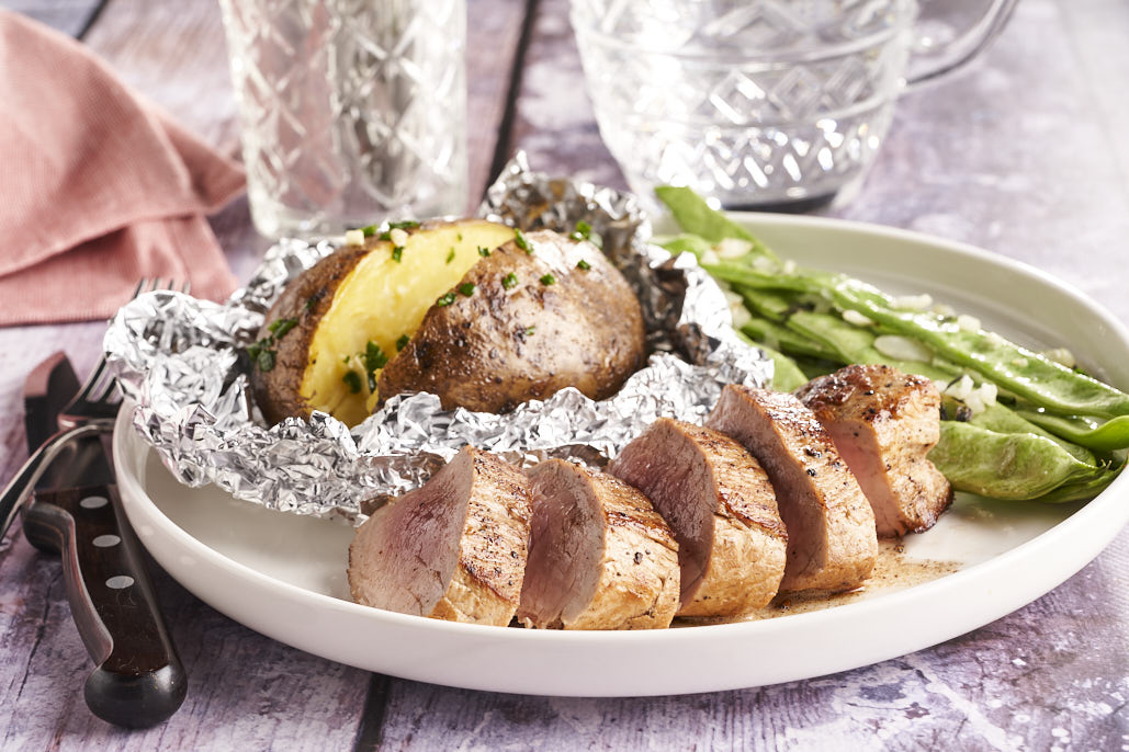 Gepofte aardappels met geroosterde snijbonen en varkenshaas