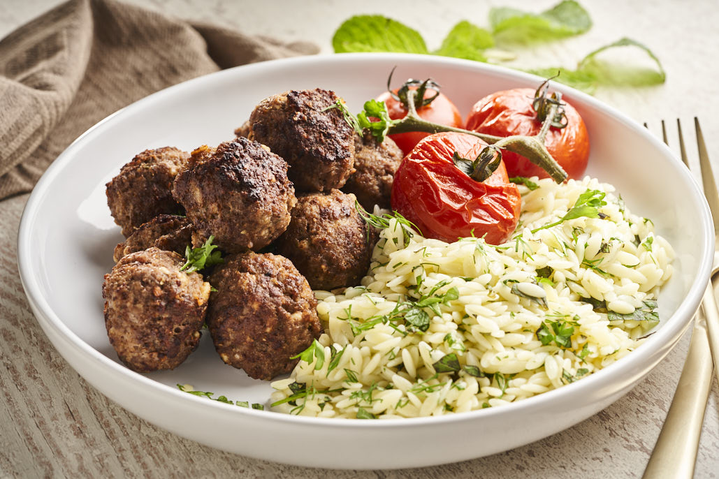 Griekse bowl met fetagehaktballetjes en kruidenrisoni