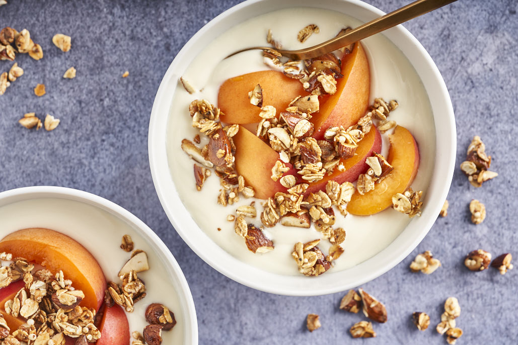 Simpel abrikozentoetje met yoghurt en krokante muesli