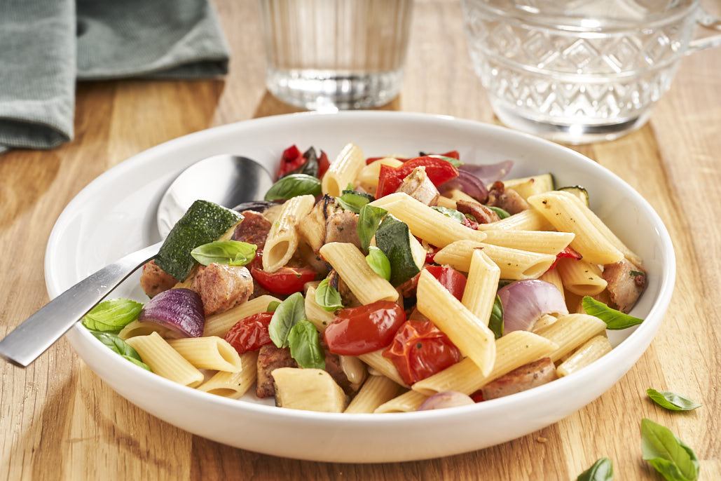 Pasta met geroosterde groenten en worst 