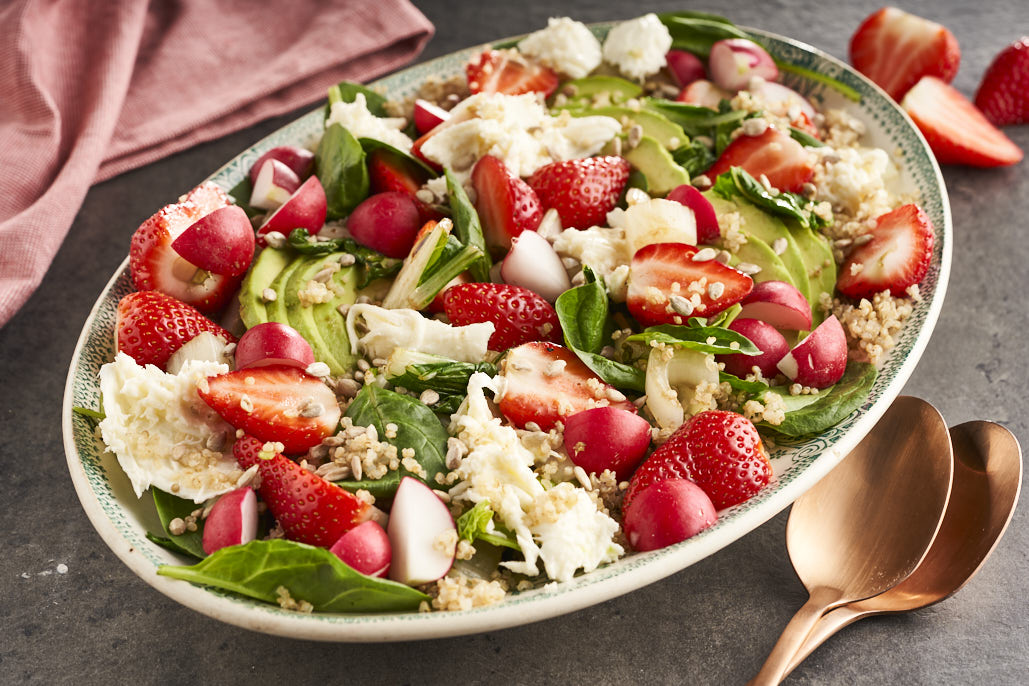 Zomerse salade met paksoi, radijsjes, aardbeien en mozzarella 