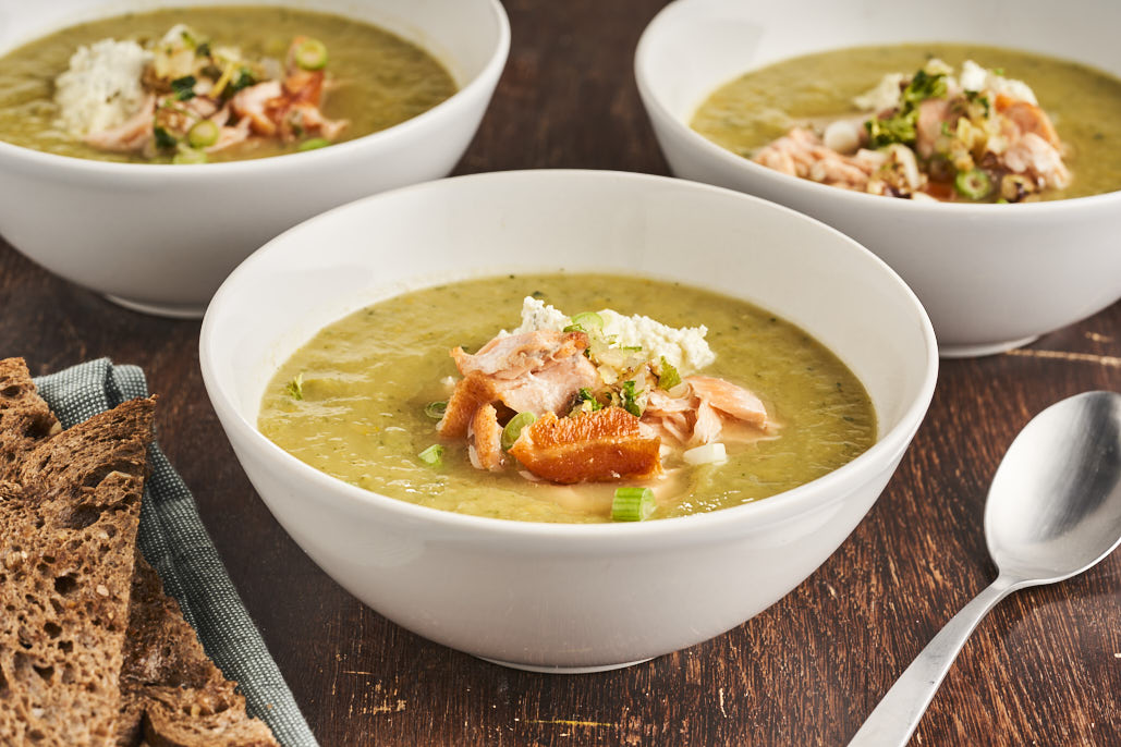 Courgettesoep met zalm en citroen-walnoottopping
