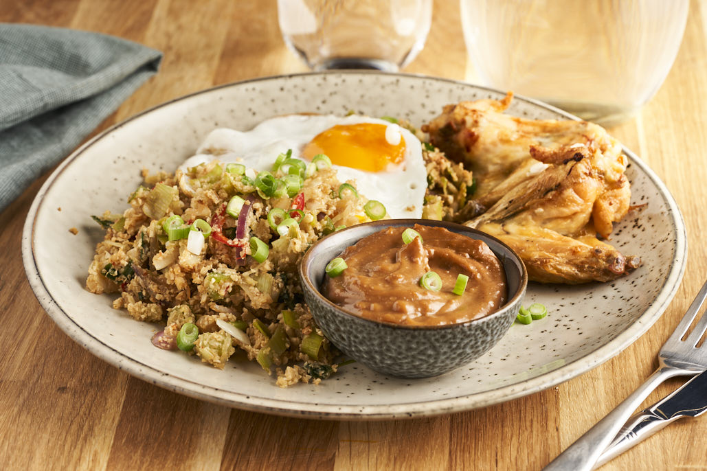 Nasi van bloemkoolrijst met kippenvleugels