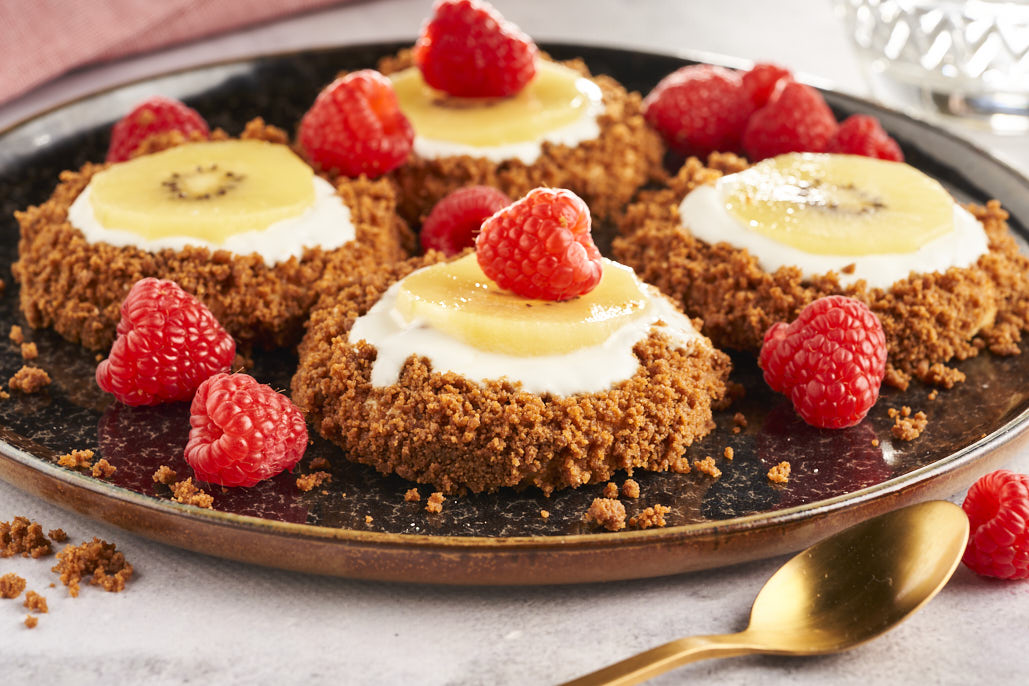 Zandkoektaartjes met kiwi’s en frambozen