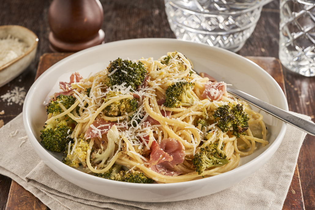 Pasta carbonara met geroosterde broccoli en Serrano ham 