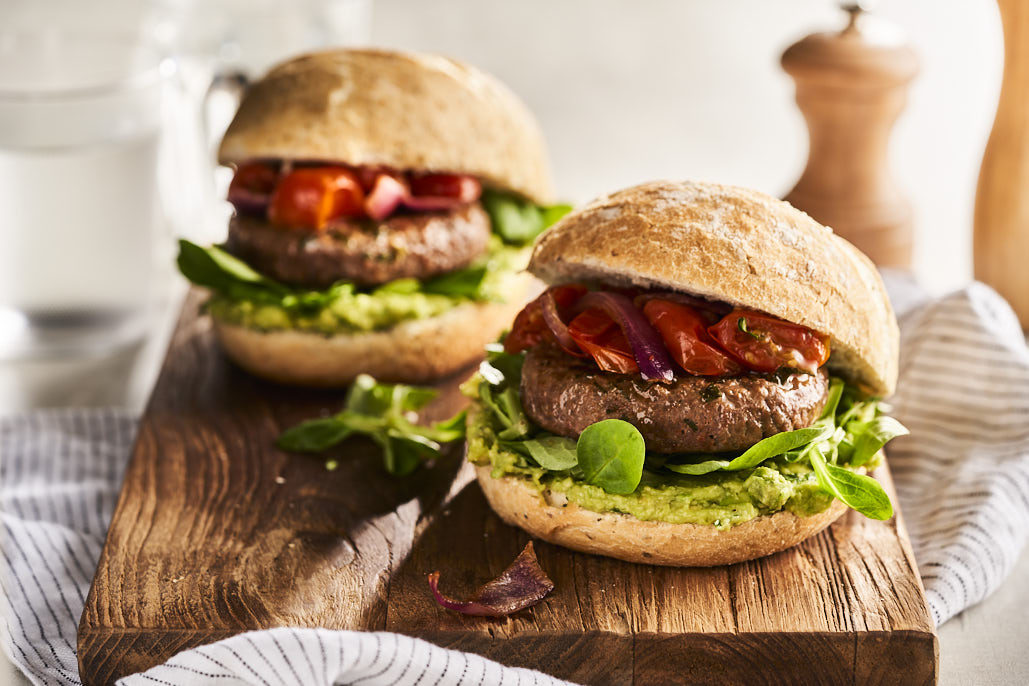 Hamburgers met geroosterde tomaatjes