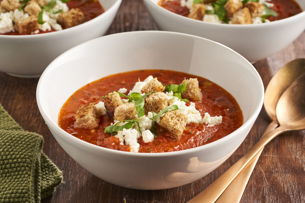 Rokerige gazpacho met feta en croutons