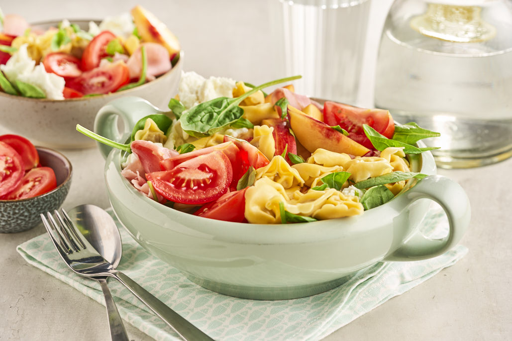 Maaltijdsalade met tomaat, nectarine en mozzarella