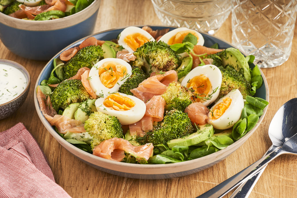 Maaltijdsalade met gerookte zalm, broccoli, avocado en yoghurtdressing