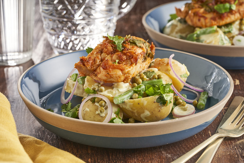 Maaltijdsalade met aardappels, sperziebonen en kip uit de oven