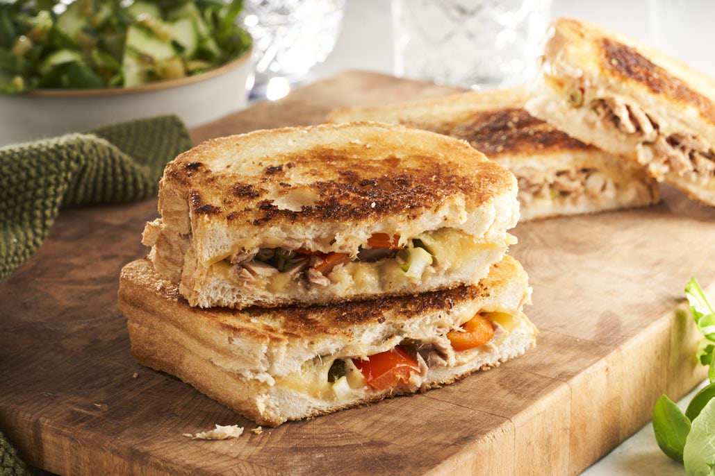 Tuna melt met frisse kruidensalade