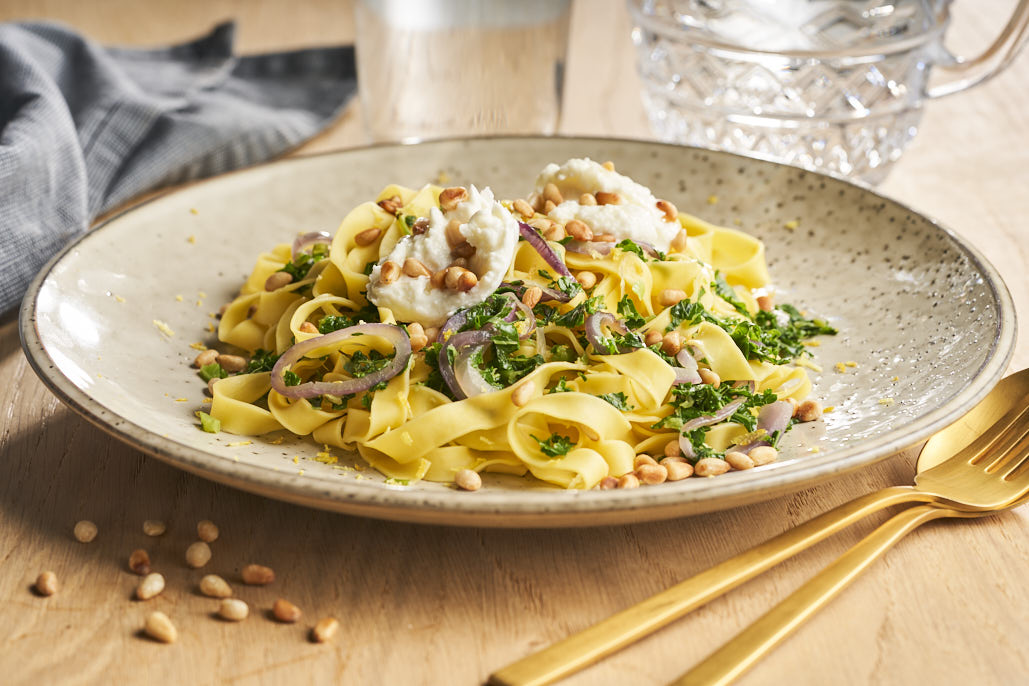 Boerenkoolpasta met gekaramelliseerde ui