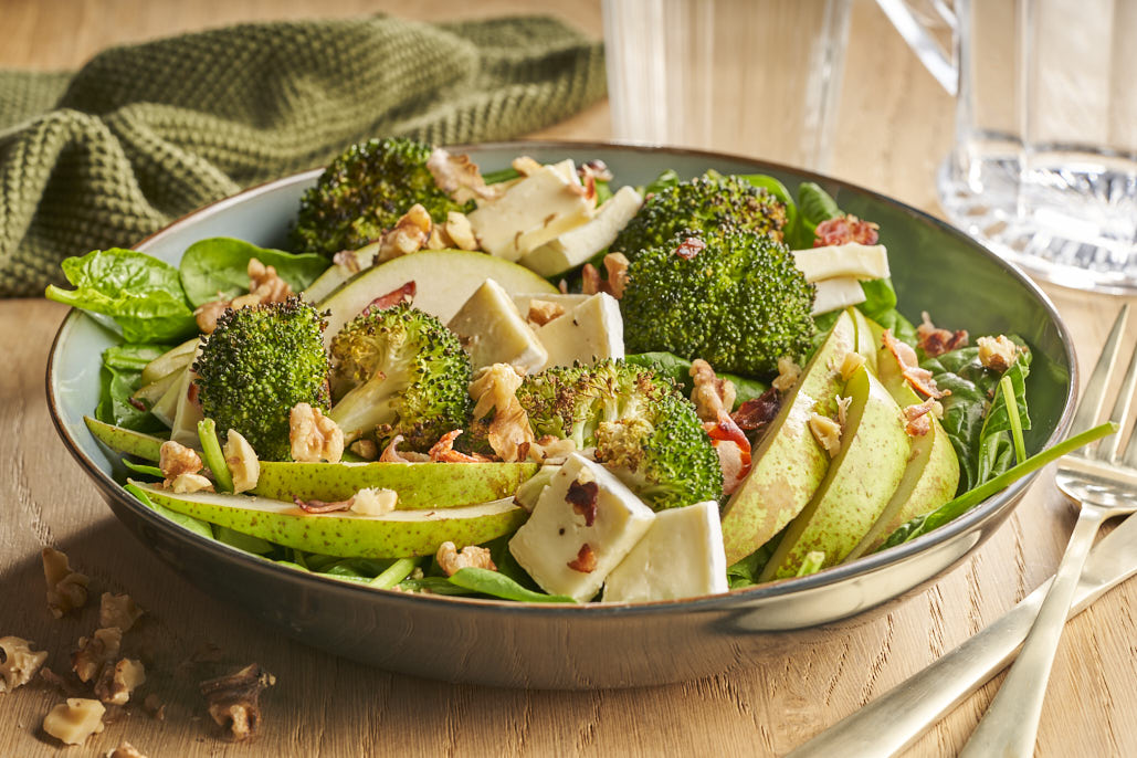 Maaltijdsalade met gegrilde broccoli, peer, brie en walnoten