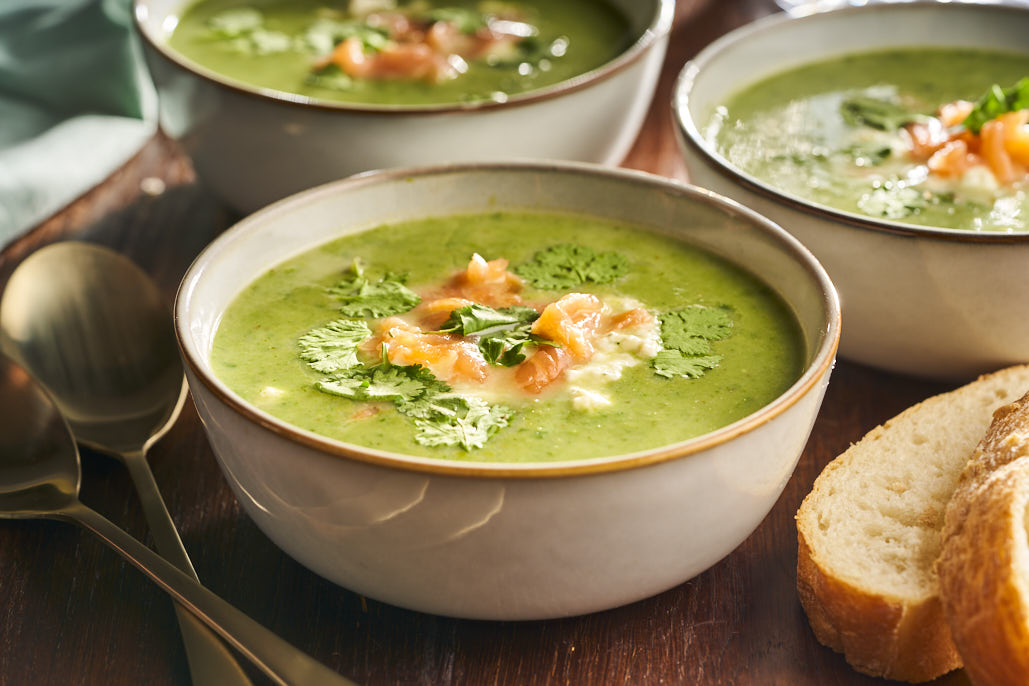 Groene groentesoep met gerookte zalm