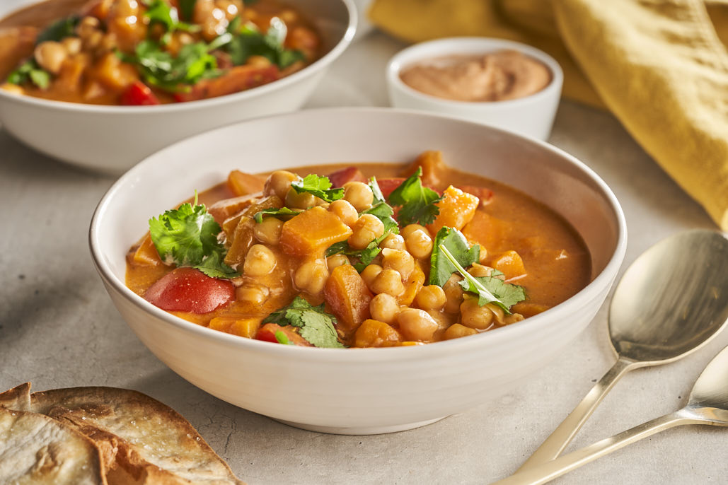 Zoete-aardappelcurry met kikkererwten en harissayoghurt