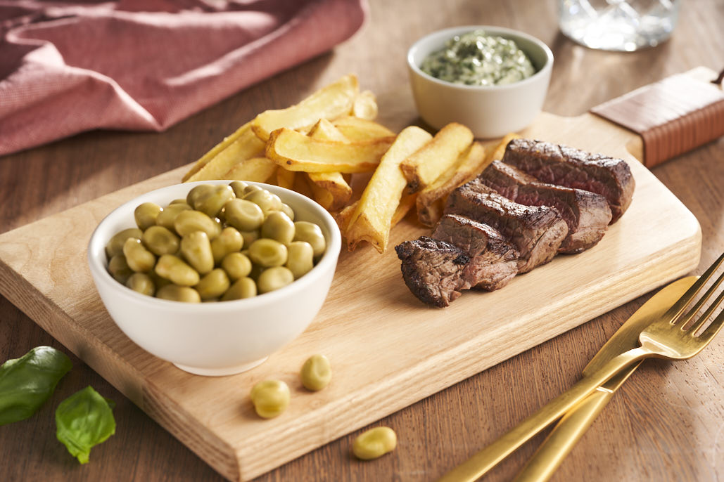 Biefstuk met frietjes, tuinbonen en kruidenmayonaise
