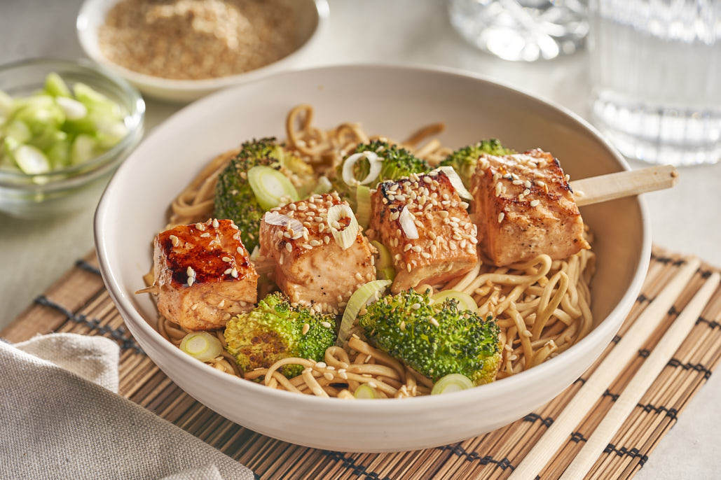 Noedels met teriyakizalm en broccoli
