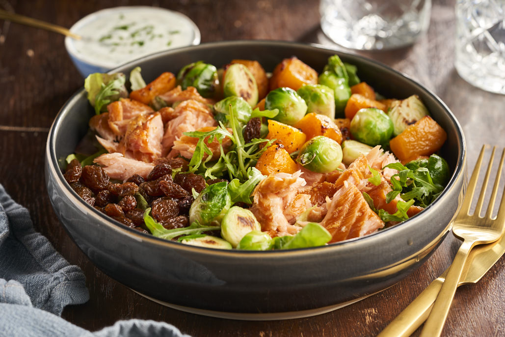 Winterse maaltijdsalade met spruitjes en zalm