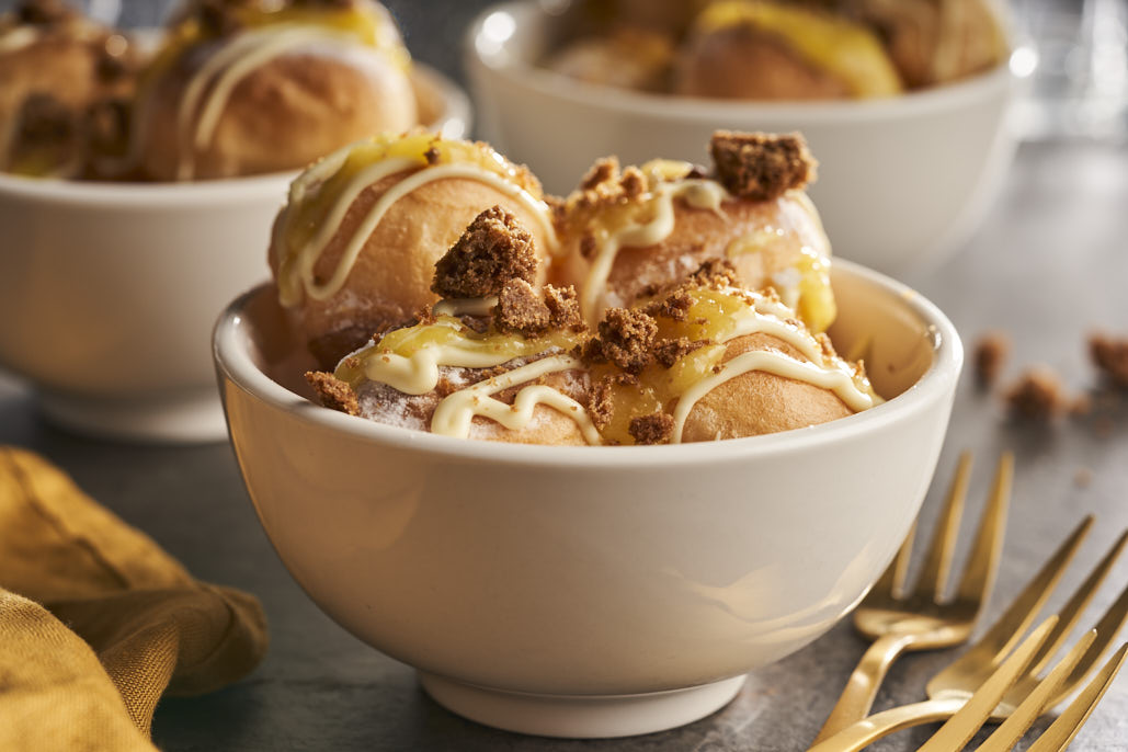 Profiteroles met mango, witte chocolade en speculaascrumble