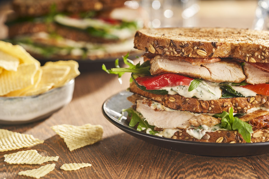Clubsandwich met gegrilde kip en basilicummayonaise