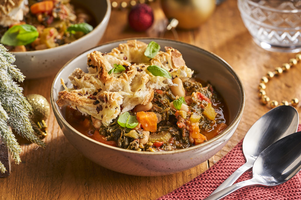 Ribollita maaltijdsoep met krokante topping